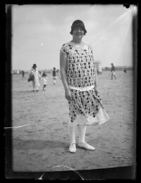 fo040107: Vrouw poseert, in zomerjurk, op het strand