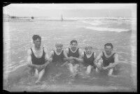 fo040108: Groep jonge mensen poseren samen in zee