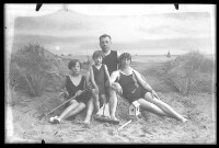 fo040046: Een gezin in een fotostudio 'aan zee'