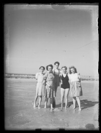 fo040055: Vrouwen en kinderen poseren op het strand