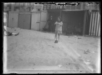 fo040220: Een kind met schop op het strand