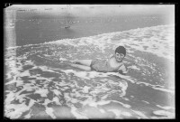 fo040221: Een kind poseert liggend in zee