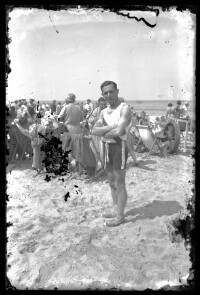 fo040050: Pose van een man aan het strand