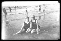 fo040205: Pose van 2 vrouwen in zwemtenue op het strand