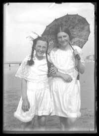 fo040044: Pose van 2 jonge vrouwen aan het strand