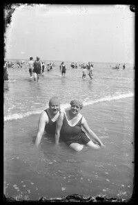 fo040053: Een man en vrouw, in zwemkledij, in zee