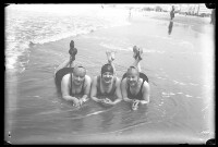 fo040039: Drie vrouwen liggen in de zee