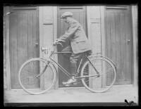 fo040275: Glasnegatief van een fietsende man