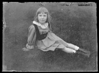fo040111: Meisje poseert op het gras