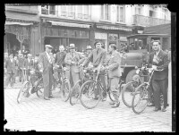 fo040276: Betogers poserend bij hun fiets