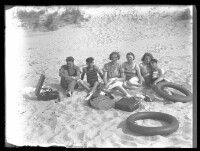 fo040110: Een groep jonge mensen op het strand