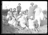 fo040045: Een groep vrouwen poseren in de duinen