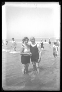 fo040049: Pose van man en vrouw aan strand