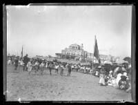 fo040115: Kinderen houden een loopwedstrijd op het strand