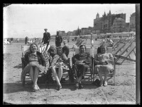 fo040113: Drie vrouwen en een man poseren in strandstoel