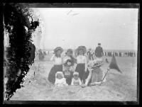 fo040065: Groepsfoto van vrouwen en kinderen op het strand