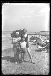 fo040208: Pose van een man en vrouw aan het strand