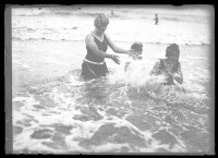fo040114: Pose van een vrouw met kind aan het strand