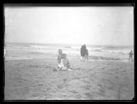 fo040061: Vrouw met kinderen op het strand