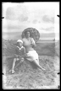 fo040062: Vrouw en kind in een fotostudio 'aan zee'