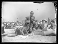 fo040122: Ludieke groepsfoto op het strand