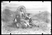 fo040119: Een vrouw met twee kinderen in een fotostudio 'aan zee'