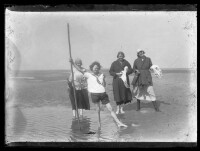 fo040064: Vier vrouwen op het strand