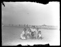 fo040118: Groepsfoto van kinderen op het strand