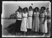 fo040056: Groepsfoto van vrouwen op het strand