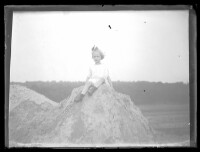 fo040210: Een kind op een rotsblok