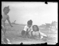 fo040211: Kinderen aan het spelen op het strand