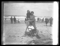 fo040126: Een vrouw en twee kinderen op het strand