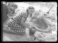 fo040058: Meisje speelt in het zand