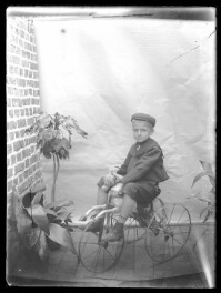 fo040264: Pose van jongen op fiets