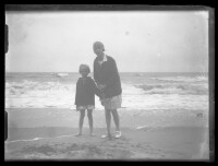fo040125: Moeder met dochter aan het strand