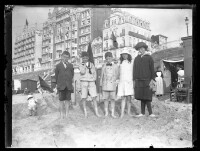 fo040003: Kinderen op het strand met op de achtergrond de dijk