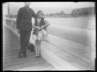 fo040214: Een man en een kind samen op de pier
