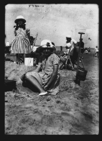 fo040005: Twee meisjes met gestreepte jurken op het strand