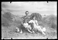 fo040131: Een gezin in een fotostudio 'aan zee'