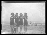 fo040132: Kinderen, in zwemkledij, samen op de foto op het strand