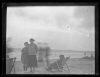 fo040130: Pose van 2 vrouwen aan het strand