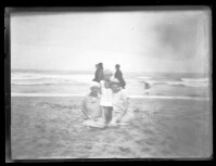 fo040142: Kinderen poseren op het strand
