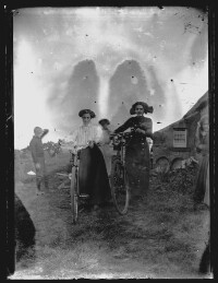 fo040270: Twee vrouwen met fiets