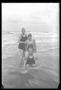 fo040134: Drie vrouwen poseren ludiek in zee