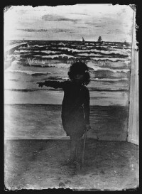 fo040007: Een kind in een fotostudio 'aan het strand'