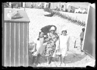 fo040070: Drie vrouwen tussen de strandcabines