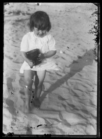 fo040071: Een kind, met emmertje, op het strand