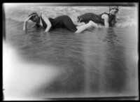 fo040135: Twee vrouwen poseren liggend in zee