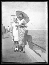 fo040136: Een vrouw en kind poseren samen op de pier
