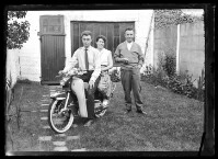 fo040272: Glasplaat van 3 mannen met fiets in tuin